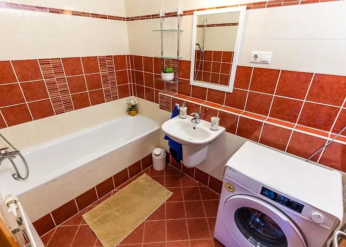 Peaceful Sunlit Escape Close To Danube דירה